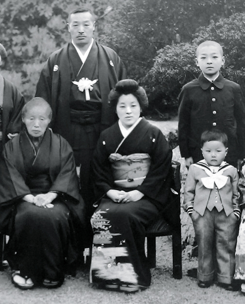 写真の中央が清吾、前列右側の少年が育三