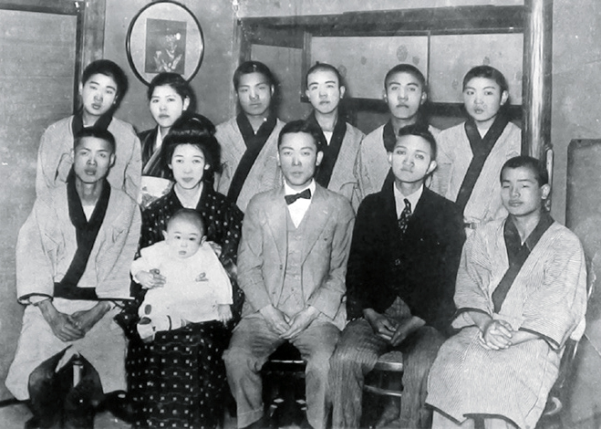 白木洋紙店の創業時の記念写真