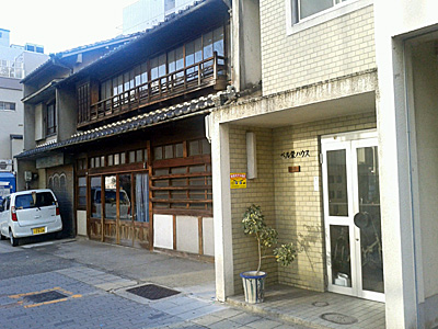 ベル栄ハウス・鈴木さんは江戸時代から同地に代々お住まい。趣あるレトロな今津伸銅店・現在も営業中